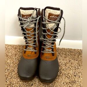NWOT 7.5 women’s North Face tan and brown snow boots.